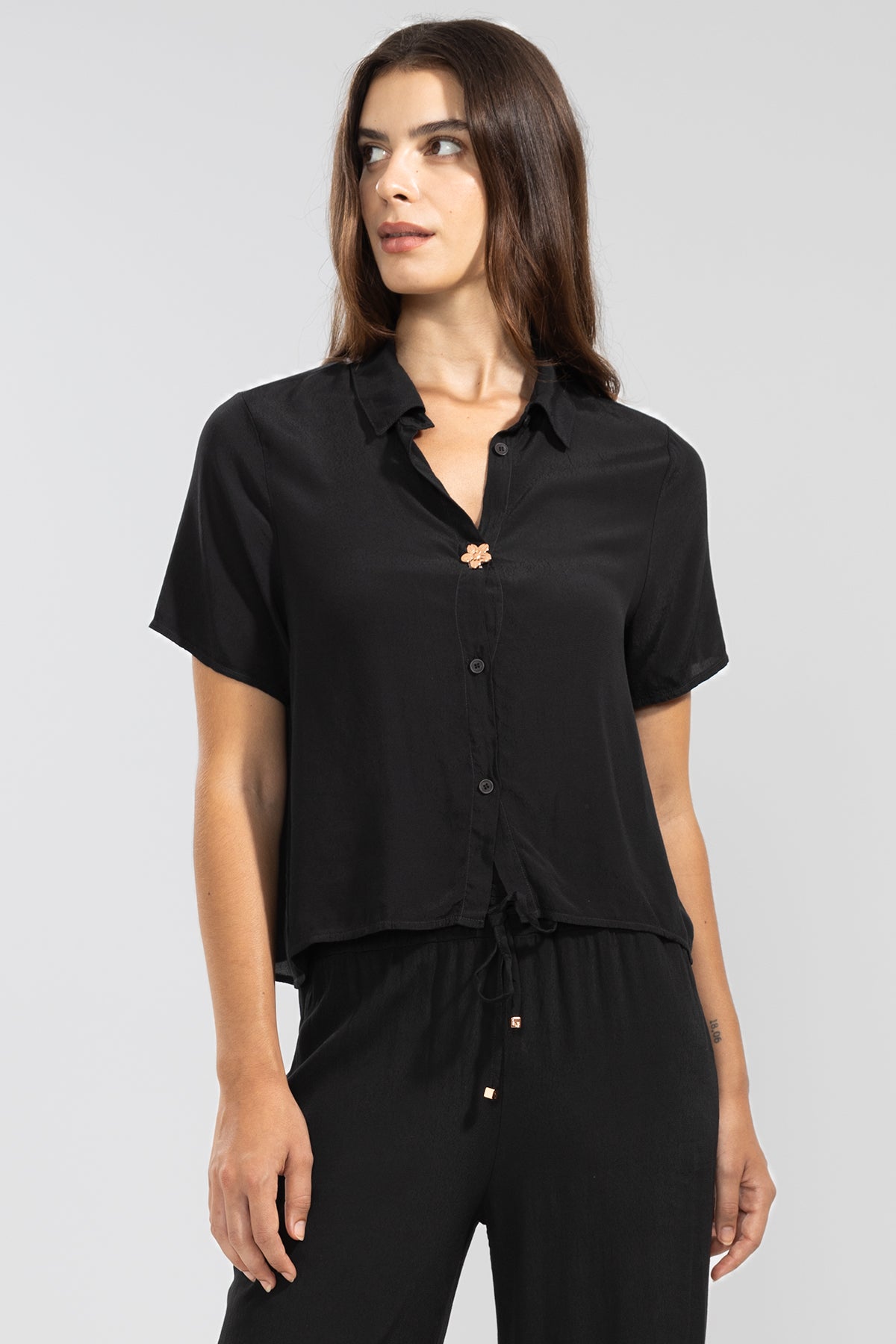 Chemise à manches courtes noire avec motif floral