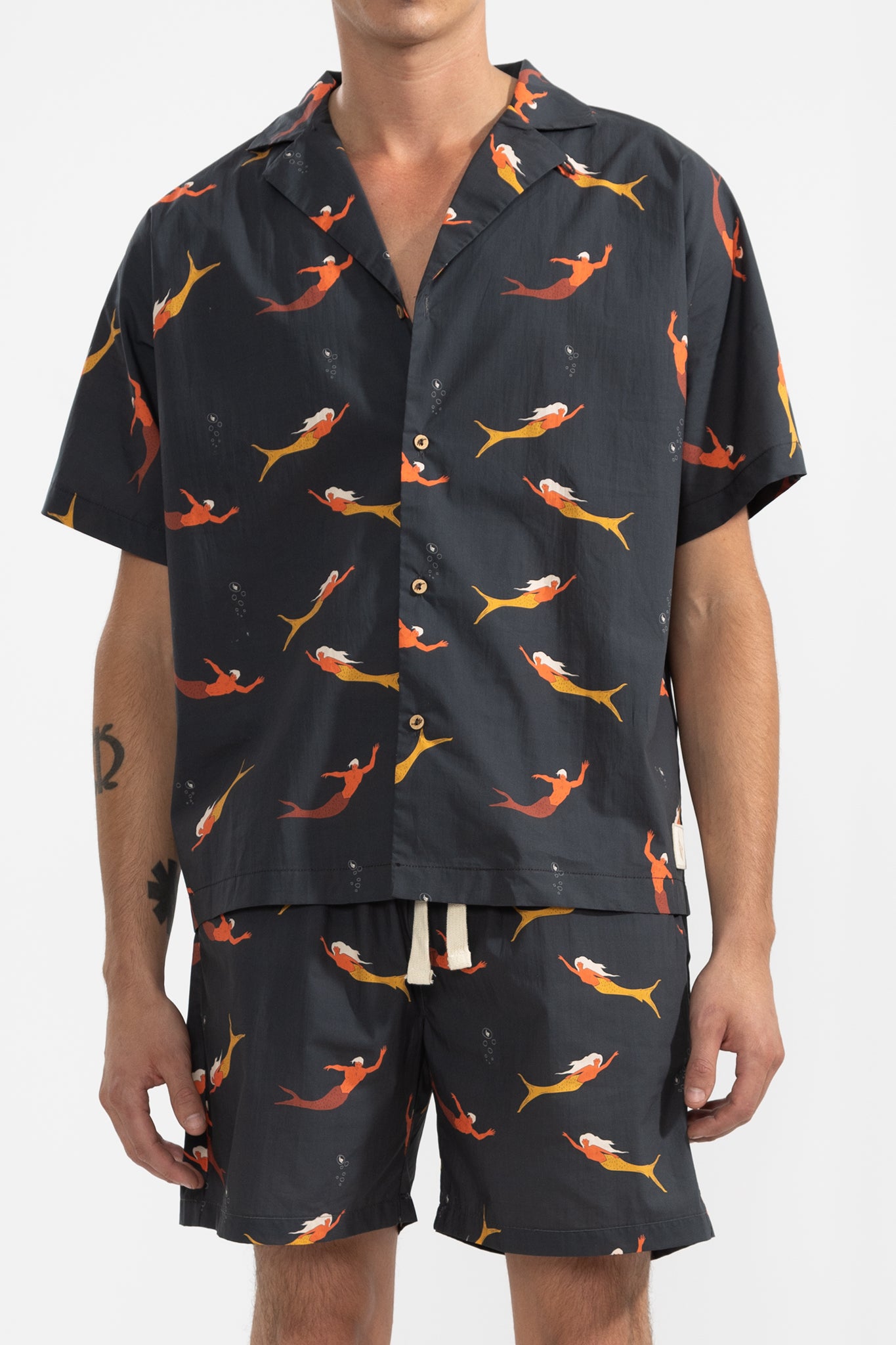 Convertible Camp-Collar in Mermaid Black